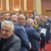 Nis me tensione dhe kaos Parlamenti, deputetët e opozitës rrethojnë foltoren me pankarta
