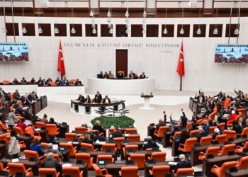 Parlamenti turk i heq mandatin deputetit të burgosur të opozitës: Ja akuzat ndaj tij