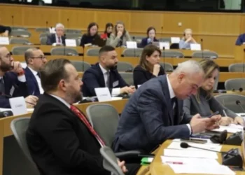 Opozita pa tymuese, PS zbut tonet dhe shtrin dorën e dialogut për komisionet hetimore. Majko nga Brukseli: Jemi gati që…!