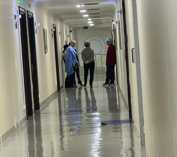 FOTO-LAJM/ Ilir Meta në spital, shoqërohet nga Monika Kryemadhi. Çfarë ka ndodhur?