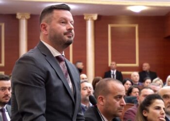 Zëvendëson Ahmetajn, Plarent Ndreca betohet si deputet i Kuvendit mes kaosit