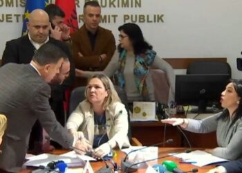 ‘Burrecër, tip goresh/ Bardhi e Noka dhunuan Açkën, nënkryetari i PD: Jo kushdo që vesh kostum e kravatë është burrë