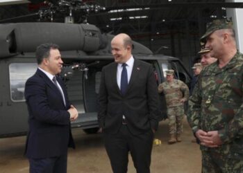 Peleshi dhe i Ngarkuari me Punë në ambasadën e SHBA vizitë në bazën ajrore të Farkës, inspektojnë nga afër helikopterët “Black Hawk”