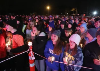 VIDEO/ Oficeri i policisë vrau gruan shqiptare e dy djemtë, qindra njerëz mbajnë homazhe në New York për familjen e shuar