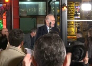 ‘Udhëheq’ Pollo/ Berisha në arrest në shtëpi, mbështetësit e tij mblidhen sërish poshtë pallatit të ish-kryeministrit