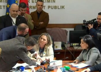 “E kam mik, s’e kuptoj sjelljen e tij”, deputetja e PD flet pas përplasjes me Bardhin