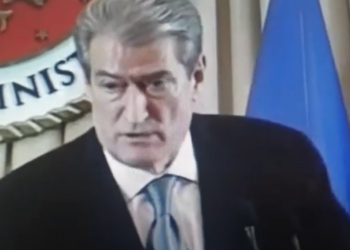 VIDEO/ Berisha tentoi t’ia hedhë fajin opozitës asokohe, ja fjalimi pak orë pas protestës së 21 janarit 2011