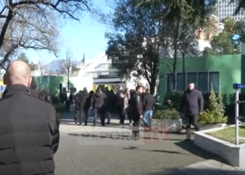 VIDEO| I riu tenton të prishë homazhet e 21 Janarit, Berisha e mbështet