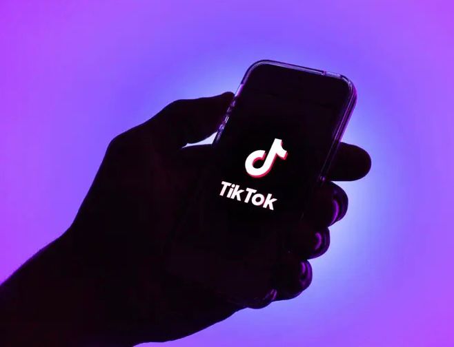 Durrës/ I hapën profile denigruese në TikTok, nënë e tre fëmijëve i jep fund jetës