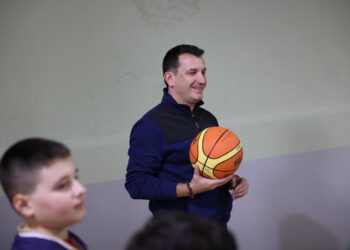 Përurohet palestra e gjimnazit “Ismail Qemali”, Veliaj: Të gjithë bashkë bëjmë punë të mira që i mbeten qytetit