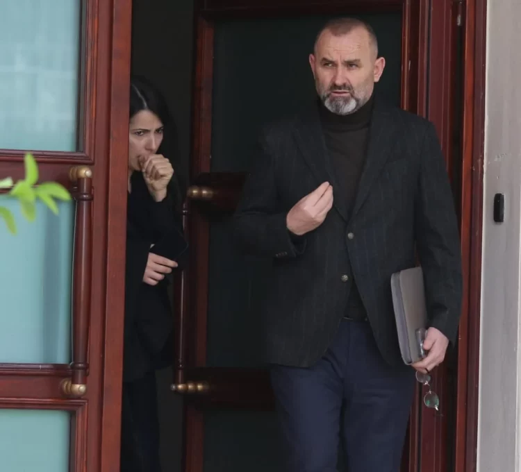 Foto/ Ministrja e re del krah ish-shefit në shfaqjen e parë para mediave