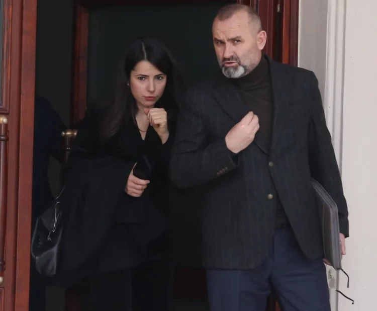 Foto/ Ministrja e re del krah ish-shefit në shfaqjen e parë para mediave