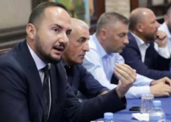 Zbardhet debati me dyer të mbyllura brenda opozitës/ Nga bllokimi i “Zgjedhores” tek mbledhja e firmave