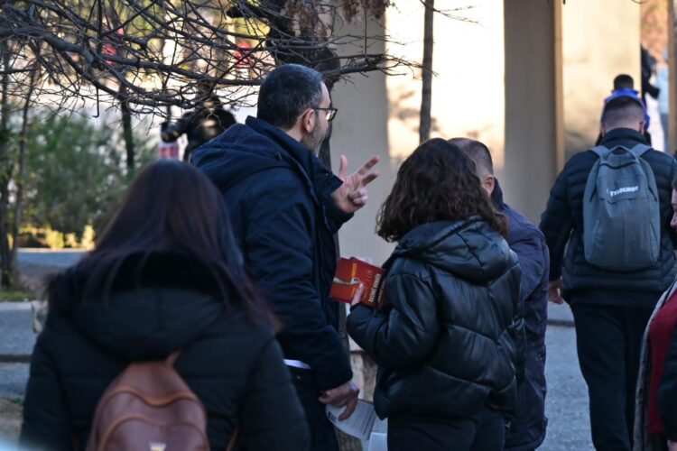 Fotolajm/ Arlind Qori nderon me simbolin e Millosheviçit