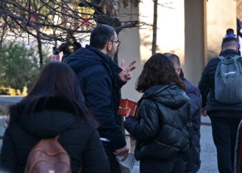 Fotolajm/ Arlind Qori nderon me simbolin e Millosheviçit