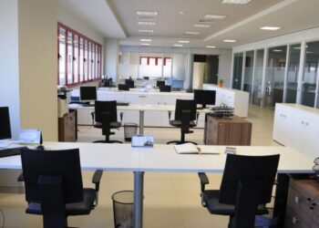 Mbi 6 mijë vende të lira pune, pjesa më e madhe në Tiranë e Durrës, kryesisht në turizëm dhe teknologji