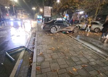 Aksident në Rrugën e Elbasanit, makina përfundon në trotuar