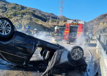 Makina përmbys dhe në flakë mbi asfalt, aksident i frikshëm në Elbasan-Tiranë
