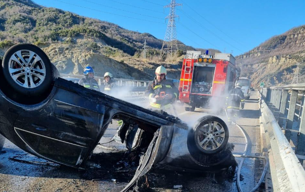 Makina përmbys dhe në flakë mbi asfalt, aksident i frikshëm në Elbasan-Tiranë