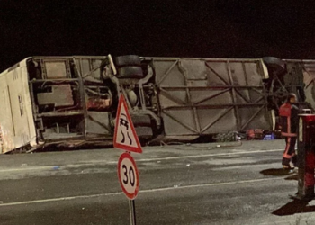 Aksidenti tragjik/ Përmbyset autobusi plot me pasagjerë, raportohet për 9 të vdekur dhe disa të plagosur