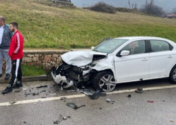 FOTO/ Shënohet një aksident në Pogradec, një fëmijë i lënduar, por asnjë polic në vendngjarje