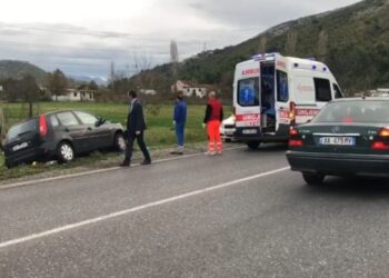 Aksidenti i rëndë te kthesa e Rinasit, reagon policia: U përplasën tre makina, njëri nga shoferët humbi jetën