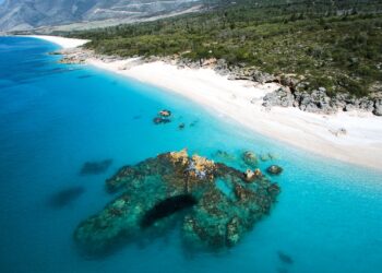 “Riviera shqiptare një perlë e vërtetë”/ Media spanjolle: Si të shijojmë ‘Karaibet’, pa u larguar nga Evropa