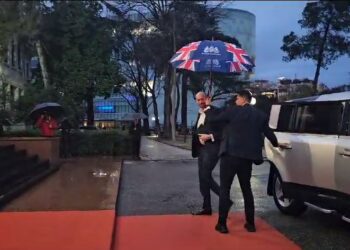 Nis me tensione dhe kaos Parlamenti, deputetët e opozitës rrethojnë foltoren me pankarta