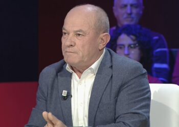 Meçaj ironizon militantët poshtë ballkonit të Berishës: E kanë lënë të flasë me vete, ja pse të gjithë e mbajnë kokën ulur