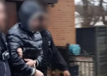 Trafiku i shqiptarëve me gomone: FBI-ja angleze prangos ‘sekserin’ shqiptar