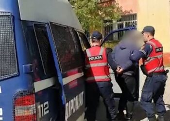 Gati për atentat? Koçi i Arramerasit lëvizte me makinë pa targa në Himarë. Kishte vetëm 27 ditë që doli nga burgu