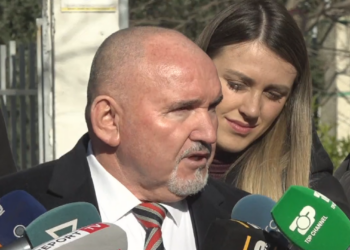 Profesori 68-vjeçar vdes në Gjykatë, avokati: Donin ta martonin me zor! Ish të dashurës i bënin presion…