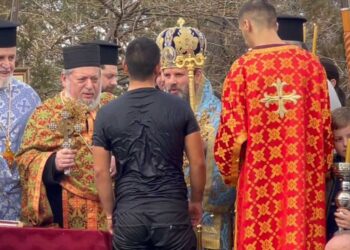 Dita e Ujit të Bekuar/ Ceremoni në të gjithë vendin, të rinjtë zhyten të kapin kryqin