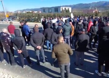 Banorët e Krujës në protestë kundër projektit të rrugës Thumanë-Kashar: Na izolon