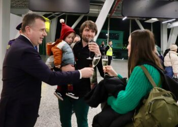 Ministri Taulant Balla doli dhe i uroj në Rinas turistët e fundit për këtë vit