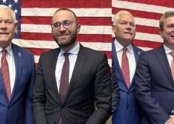 Hipokrizia e Bardhit: Takimet bashkë me Gjiknurin, fotot veç e veç. Në Tiranë thyen karriget, shpenzimet në SHBA ia ‘heq’ Kuvendi