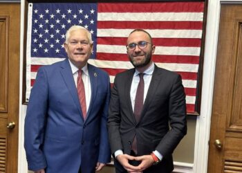 Berisha në izolim, Bardhi takon kongresmenin amerikan: Shqipëria, me fat që ka aleat SHBA. Ka qenë gjithmonë prezente…!