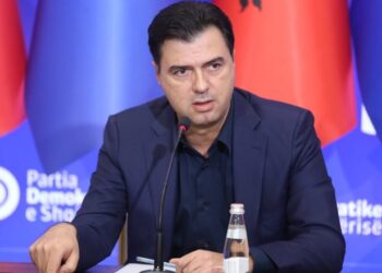 Bardhi e Noka dhunuan Açkën, Basha: Iu hakërryen deputetes, kurse sot para Gjiknurit u sollën si miq të vjetër… si nuse