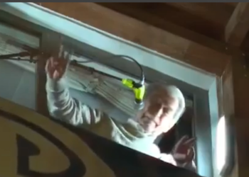VIDEO/ Rrjeti tallet me daljet Saliut në dritare, Rama-Berishës: Kujdes mos biesh. Hajde futu brenda…!