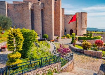 “Travel off Path”: Shqipëria mes destinacioneve ende të përballueshme në 2024-n