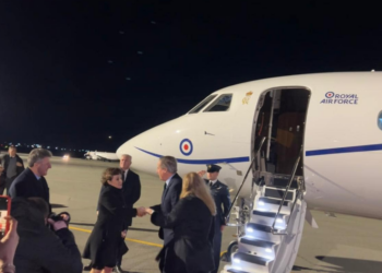 David Cameron mbërrin në Kosovë, pritet në aeroport nga Gërvalla