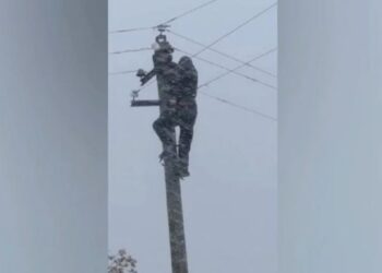 FOTO-LAJM/ ‘Deda’, elektriçisti në Mirditë riparon linjën elektrike në kushte ekstreme të motit