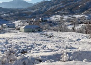 Dibër/ Moti i keq ja lë vendin ngricave, probleme me qarkullimin e automjeteve në Rrugën e Arbrit. Shumë zona në terr, mijëra banorë pa drita