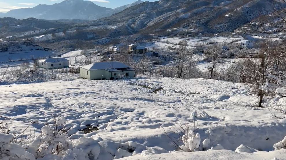 Dibër/ Moti i keq ja lë vendin ngricave, probleme me qarkullimin e automjeteve në Rrugën e Arbrit. Shumë zona në terr, mijëra banorë pa drita