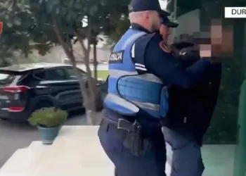 VIDEO/ I veshur me të zeza me kokën ulur, momenti i arrestimit të bashkëshortit të 41-vjeçares që vrau veten