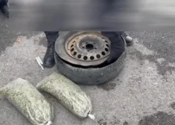 VIDEO/ Kishin 3 kg drogë në makinën me targa të Shqipërisë, dy të arrestuar në Tetovë