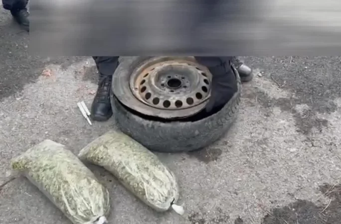 VIDEO/ Kishin 3 kg drogë në makinën me targa të Shqipërisë, dy të arrestuar në Tetovë