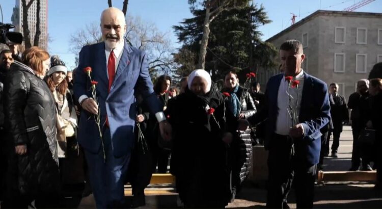Fotolajm/ Përdore me familjarët, Rama homazhe në vendin ku u vranë 4 protestuesit e 21 Janarit