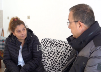 Mendon se ka gjetur vëllain, Edlira tregon si u njoh me Kledin: M’u prish soba, erdhi si teknik. Fëmijët e thërrasin ‘dajë’