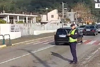 Menjëherë pas festës vjen trafiku, varg makinash në aksin Elbasan- Prrenjas, fluks edhe drejt Tiranës